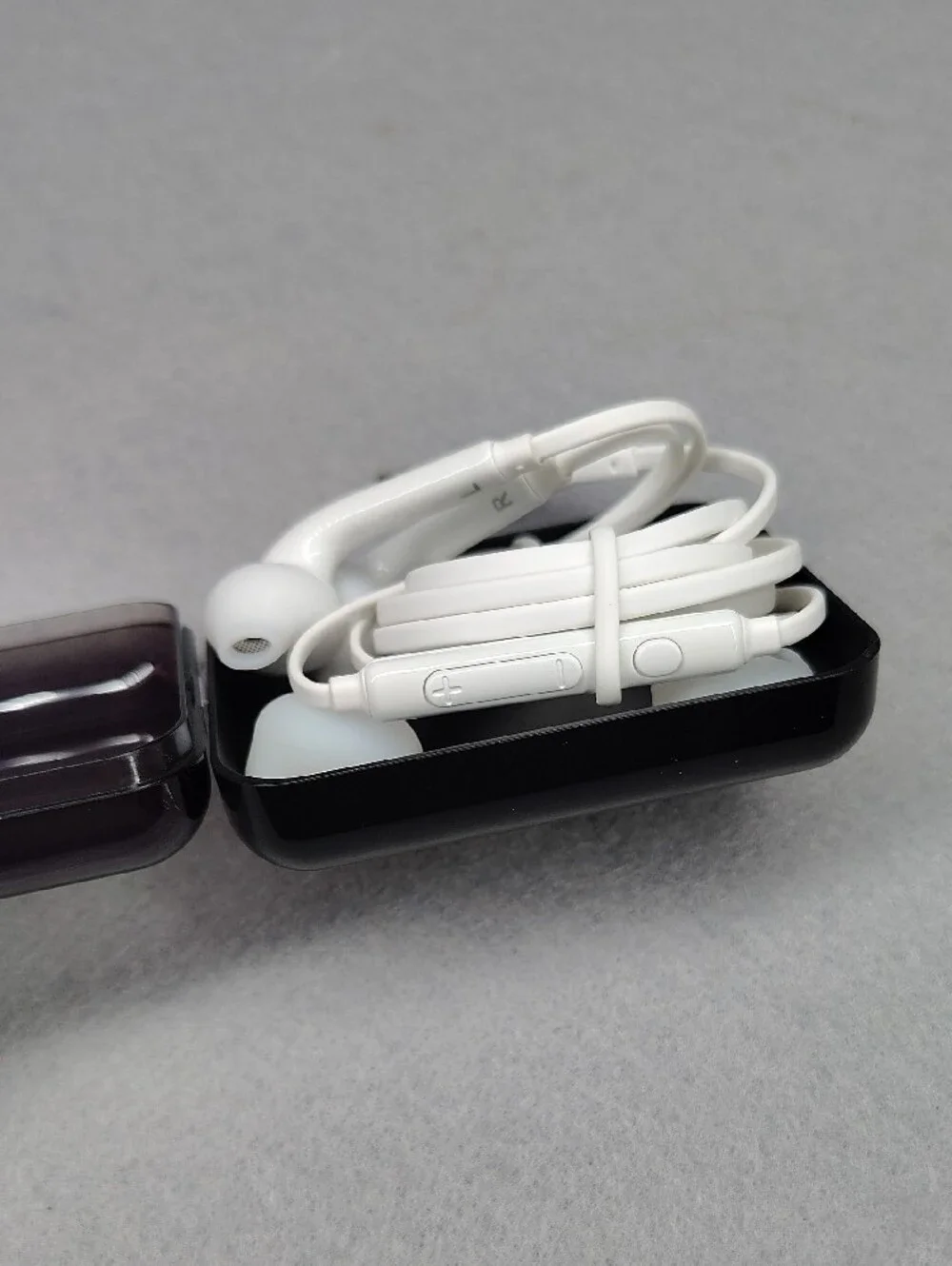 Samsung EO-EG920BW wired in-ear headphones featuring a 3.5mm jack